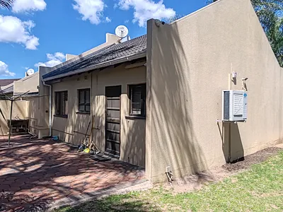 2 Bedroom Townhouse To Rent in Queensburgh - vdhC.webp