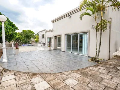 6 Bedroom House For Sale in Durban - 8LGb.webp