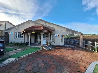 6 Bedroom House For Sale in Chatsworth - 9hAu.webp