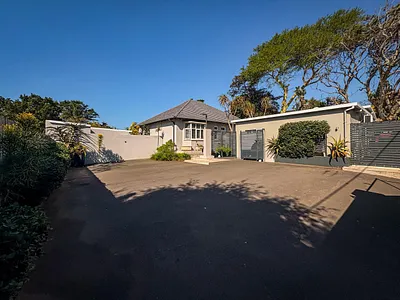 5.5 Bedroom House For Sale in Durban North - opMI.webp