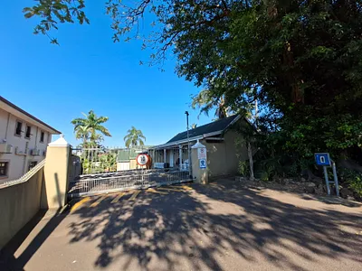 2 Bedroom Apartment For Sale in Queensburgh - img