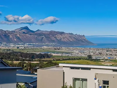 3 Bedroom House For Sale in Somerset West - 1WMq.webp