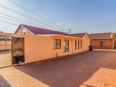 8 Bedroom House For Sale in Johannesburg - 6UIg.webp