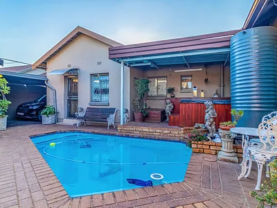 4 Bedroom House For Sale in Germiston - DM2j.webp