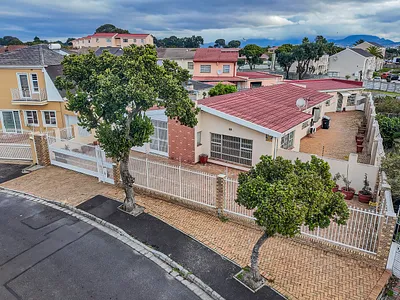 3 Bedroom House For Sale in Cape Town - NJaI.webp
