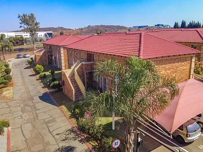 2 Bedroom Townhouse For Sale in Johannesburg - 9VGz.webp