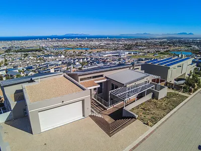 5 Bedroom House For Sale in Somerset West - ifU7.webp