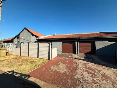 5 Bedroom House For Sale in Johannesburg - pwUa.webp