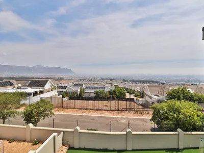 3 Bedroom House For Sale in Somerset West - n704.webp