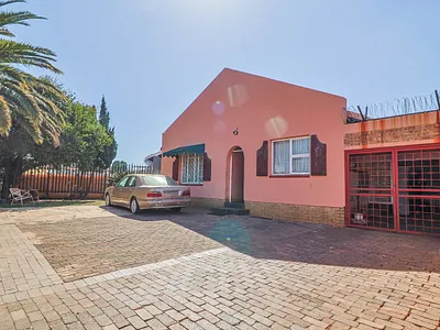 4 Bedroom House For Sale in Johannesburg - vuef.webp