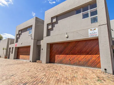 4 Bedroom Townhouse For Sale in Johannesburg - 3G7o.webp