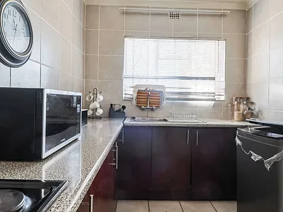 2 Bedroom Apartment For Sale in Johannesburg - SlES.webp