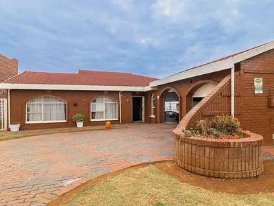 5 Bedroom House For Sale in Johannesburg - kUEi.webp