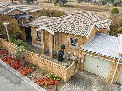 3 Bedroom Townhouse For Sale in Roodepoort - H5Lg.webp