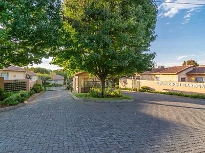 2 Bedroom Townhouse For Sale in Roodepoort - 48cO.webp