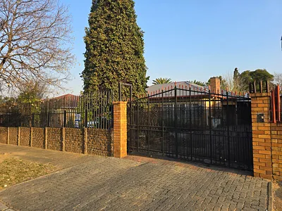 4 Bedroom House For Sale in Johannesburg - img