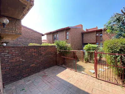 2 Bedroom Townhouse For Sale in Johannesburg - 2yu9.webp