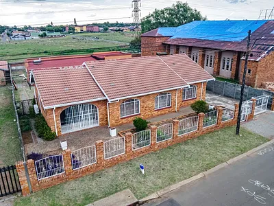 6 Bedroom House For Sale in Soweto - W7Fa.webp