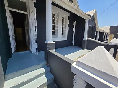 2 Bedroom House For Sale in Cape Town - dOlM.webp