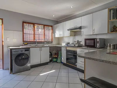 3 Bedroom Apartment For Sale in Johannesburg - 7zyF.webp