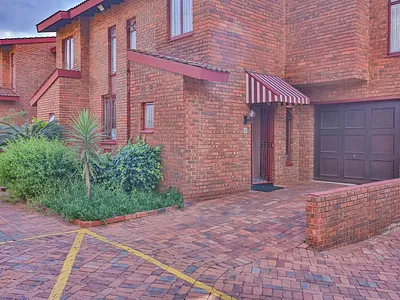 4 Bedroom Townhouse For Sale in Johannesburg - uAKz.webp