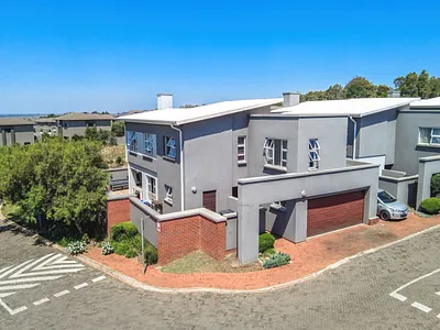 4 Bedroom Townhouse For Sale in Eye Of Africa, Eikenhof - 1aWq.webp