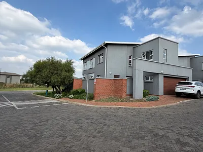 4 Bedroom Townhouse For Sale in Eye Of Africa, Eikenhof - ZTkV.webp