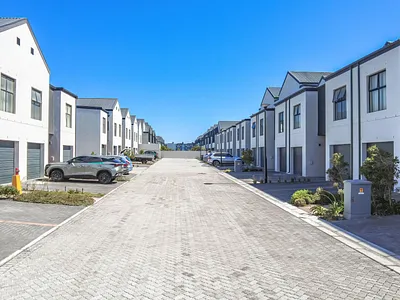 4 Bedroom Apartment To Rent in Blouberg - I4HJ.webp