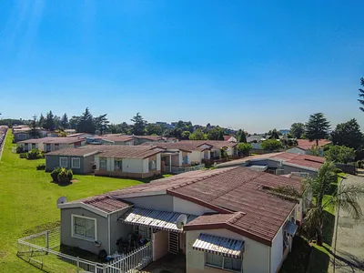 3 Bedroom Townhouse For Sale in Johannesburg - 5gM1.webp