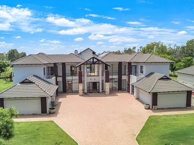 7 Bedroom House For Sale in Oranjeville - nxDW.webp