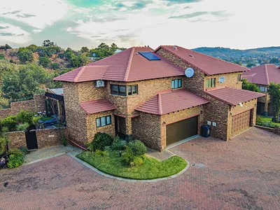 3 Bedroom Townhouse For Sale in Johannesburg - E1IW.webp