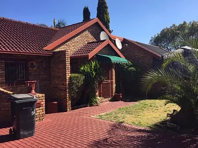 4 Bedroom House For Sale in Kempton Park - ULYh.webp