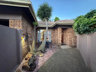 3 Bedroom Townhouse To Rent in Kempton Park - NMxG.webp
