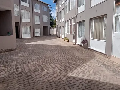 2 Bedroom Townhouse For Sale in Roodepoort - 3g93.webp