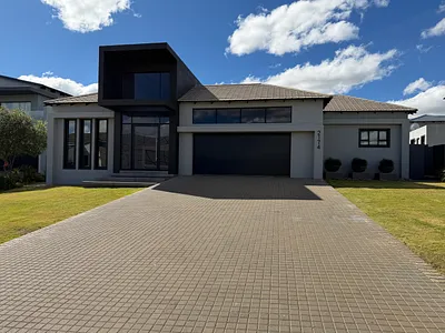 4 Bedroom House For Sale in Eye Of Africa, Eikenhof - img