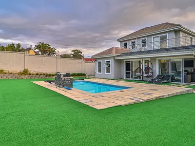 4 Bedroom House For Sale in Somerset West - ougY.webp