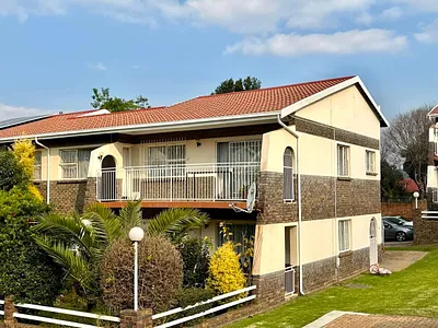 3 Bedroom Townhouse For Sale in Johannesburg - 7ClM.webp