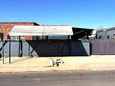6 Bedroom House For Sale in Kempton Park - img