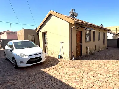 5 Bedroom House For Sale in Clayville, Midrand - img