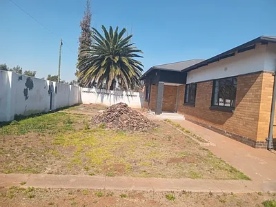 5 Bedroom House For Sale in Clayville, Midrand - 67ln.webp