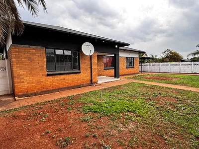 5 Bedroom House For Sale in Clayville, Midrand - XK1L.webp