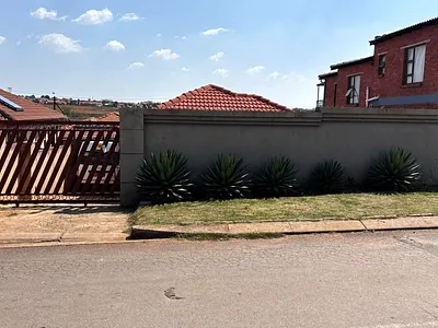 3 Bedroom House For Sale in Kempton Park - ogc7.webp