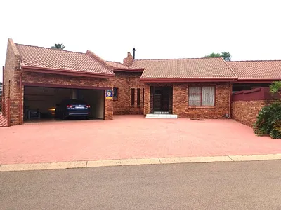 5 Bedroom House For Sale in Boksburg - 87wX.webp