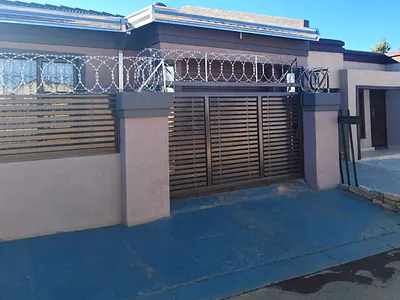 5 Bedroom House For Sale in Kempton Park - 7B0p.webp