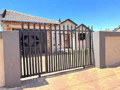 3 Bedroom House For Sale in Clayville, Midrand - Pnqe.webp