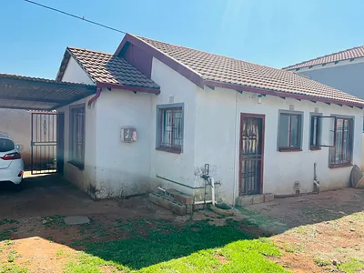 3 Bedroom House For Sale in Clayville, Midrand - AmtV.webp