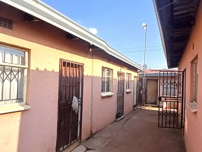 9 Bedroom House For Sale in Boksburg - mIHI.webp