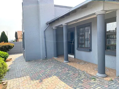 5 Bedroom House For Sale in Katlehong - ZHuu.webp