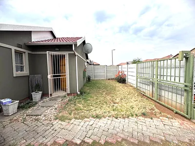 2 Bedroom House For Sale in Leopard's Rest Security Estate, Alberton - YYCD.webp