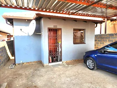 2 Bedroom House For Sale in Clayville, Midrand - yBJ4.webp